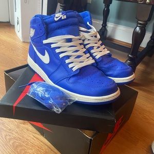 Air Jordan Retro 1 hyper royal/sail